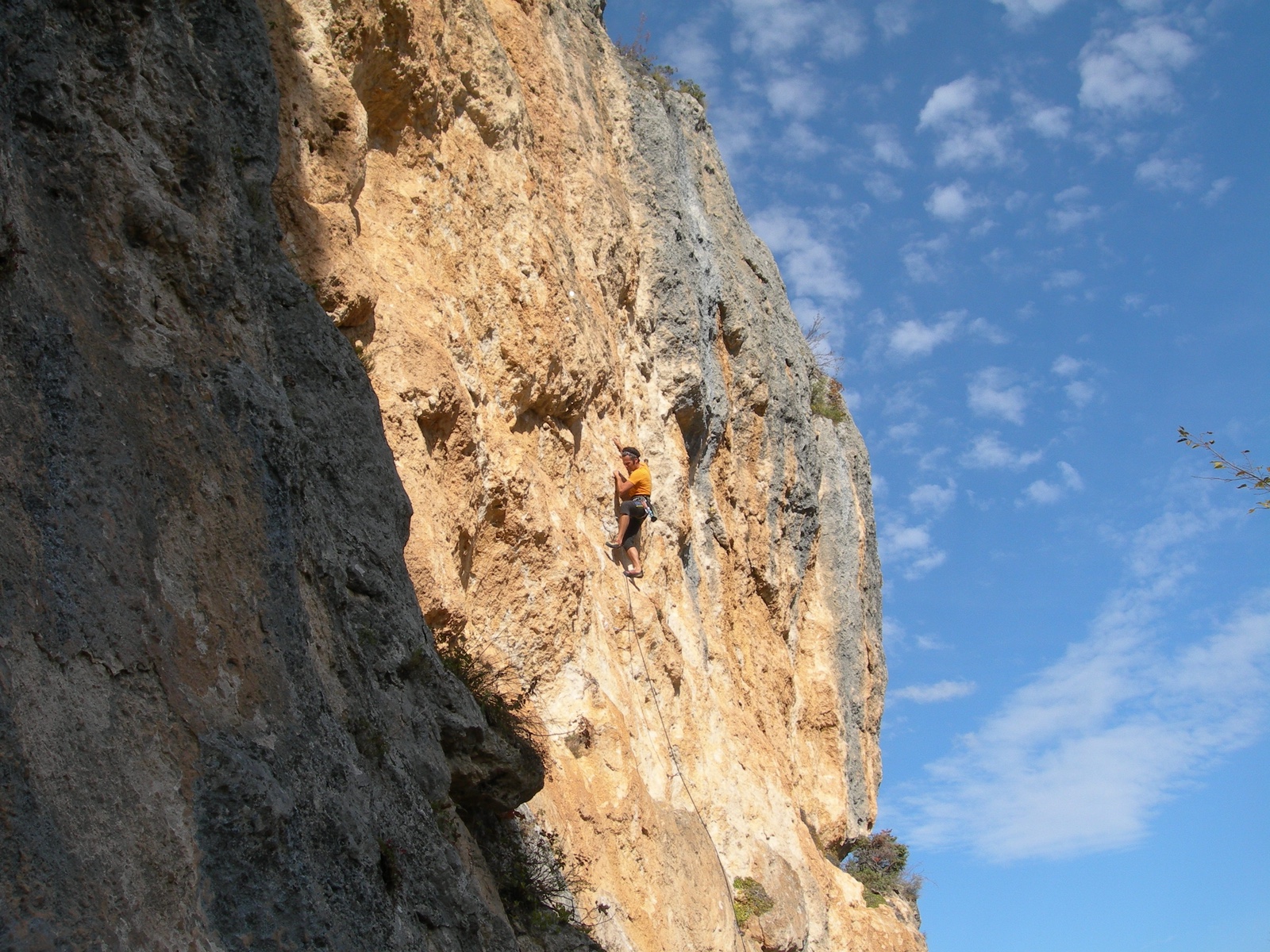 Paolo De Laurentis al penultimo tiro de Il pasto nudo (6c+)