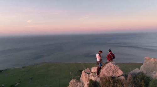 Turi Poma in cima alla via, mentre prepara le doppie