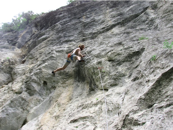 Maurizio Tufoni su Appigli ridicoli (8a)