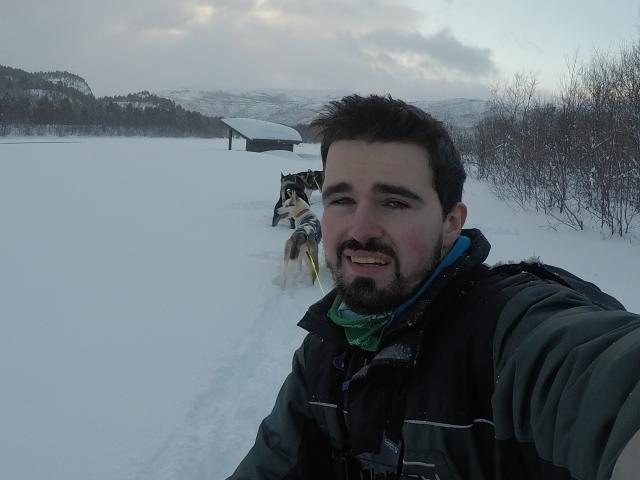 Su una slitta trainata da cani, nel Circolo Artico