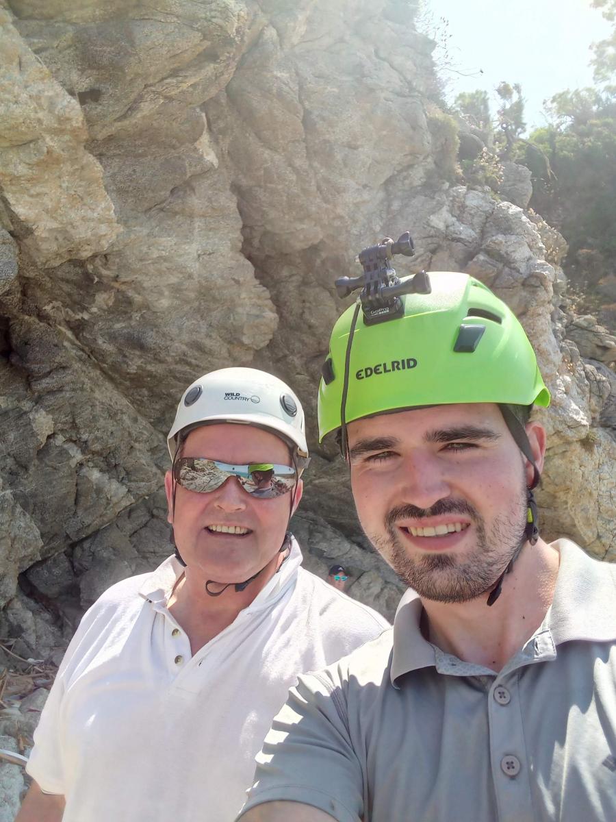 Andrew Rigney e Shay Rigney mentre scalano a Capo Cozzo Crag