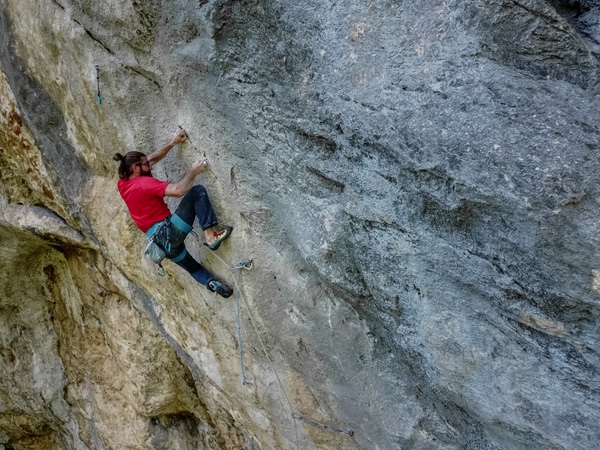 Gole del Velino - Maurizio Tufoni su Tufonite Cosmica (8b+)