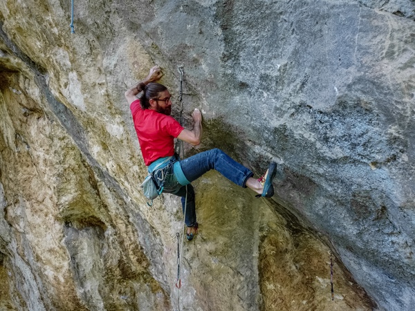 Gole del Velino - Maurizio Tufoni su Tufonite Cosmica (8b+)