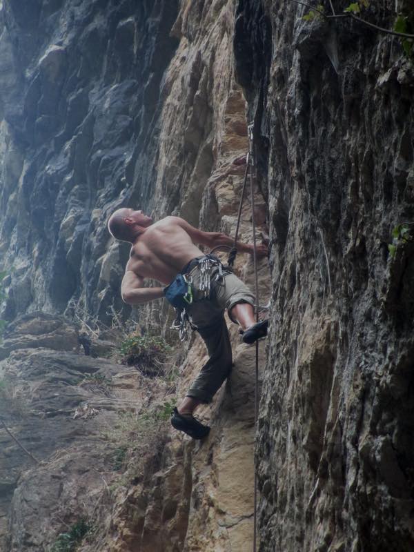 Gole del Salinello - Gola Profonda: Camillo Troisi su A fior di pelle (6c+/7a)