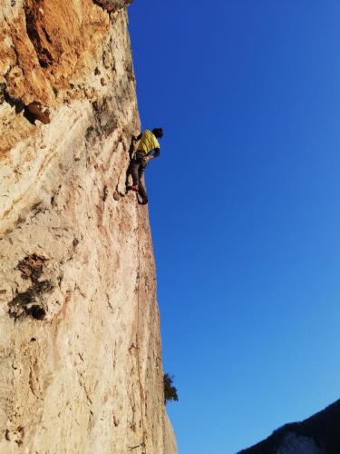 Gola di Frasassi - Peter Pan: Milo Marchetti su Il Mastino (7a+)