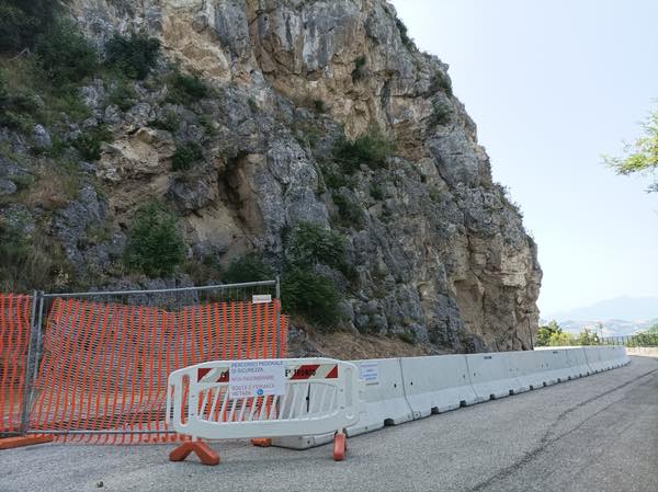 Civitella del Tronto - inizio del percorso di emergenza per pericolo caduta sassi