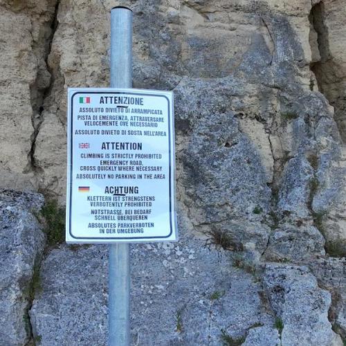 Civitella del Tronto: il cartello di divieto assoluto di arrampicata