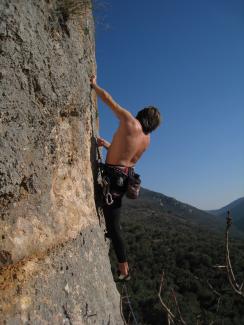 Stefano Milani su Curami (6a+)