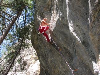 Romano Costantini mentre supera il passo chiave di Eroi nel vento (7c)