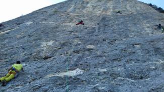 Frank Migliorati sulla placca della Falesia del Re