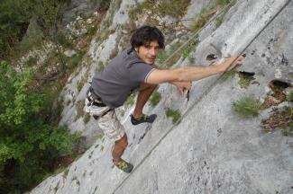 Marco Bocci prova l'aderenza della roccia di Ma.Vi. (4c)