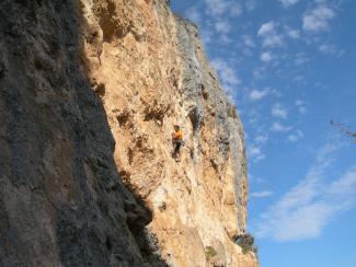 Paolo De Laurentis al penultimo tiro de Il pasto nudo (6c+)