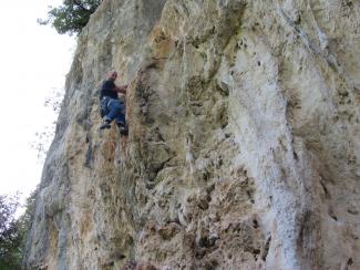 Gianluca Di Benedetto su Primula Rossa (6b)