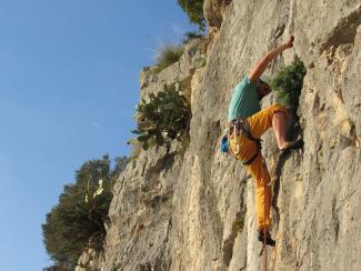 Michel Dal Monte in trad climbing su Infrasettimanale (5c)