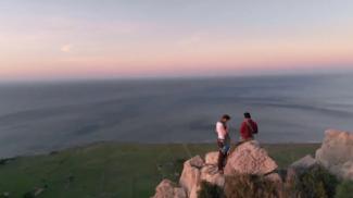 Turi Poma in cima alla via, mentre prepara le doppie