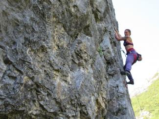 Elisa Roscini sul primo tiro Gino Pilotino (5c), a Fosso dell'Eremo