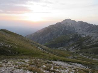 Parco del Gran Sasso: le Torri di Casanova all'alba